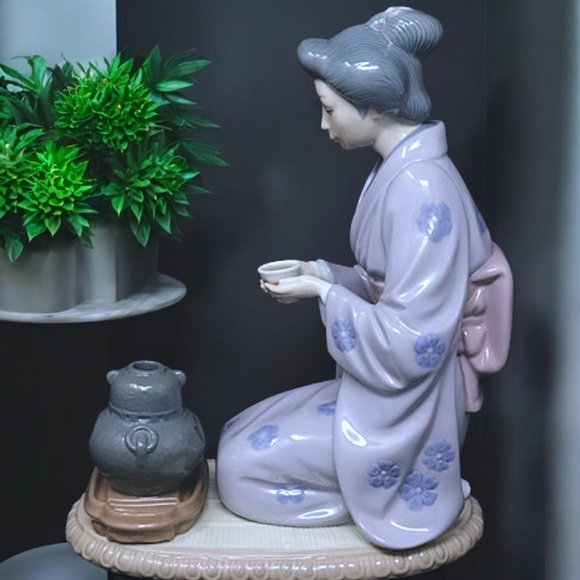 Retired Lladró August Moon or Geisha Japanese Girl Serving Tea #5122 - Picture 15 of 16